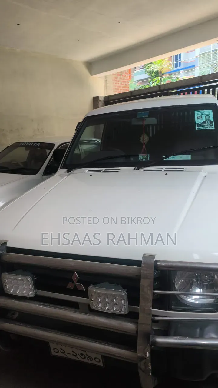 মিতসুবিশি পাজেরো ১৯৯৩ সাদা