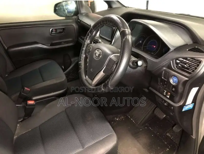 Toyota Noah 1.8 FWD Hybrid (7 seater) 2021 Silver