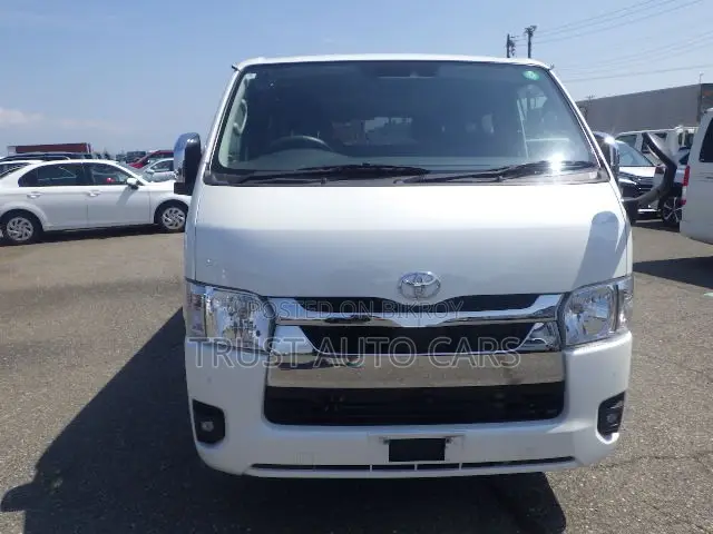 Toyota HiAce 2022