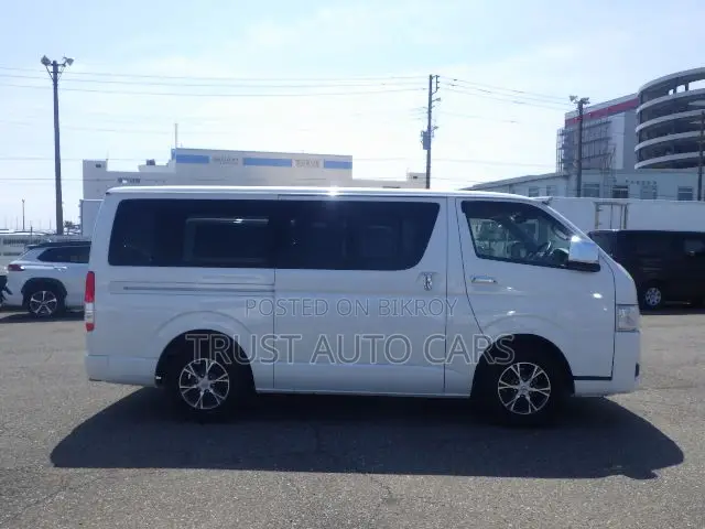 Toyota HiAce 2022