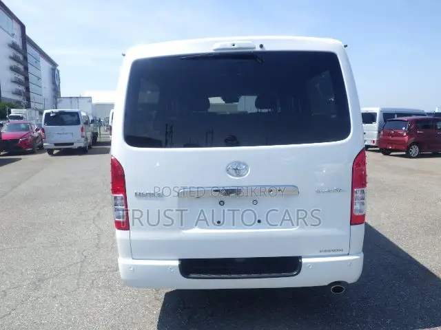 Toyota HiAce 2022