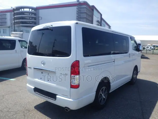 Toyota HiAce 2022