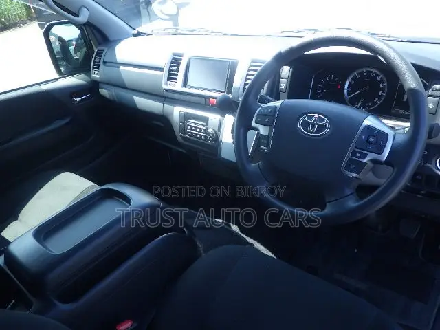 Toyota HiAce 2022