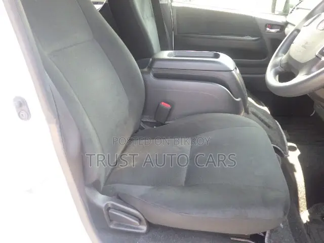 Toyota HiAce 2022
