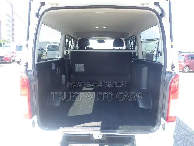 Toyota HiAce 2022