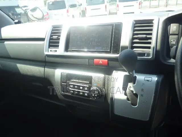 Toyota HiAce 2022