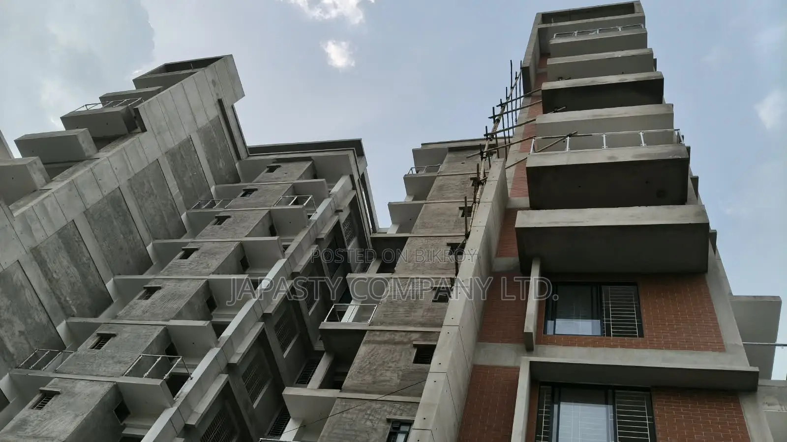 5bdrm Apartment in Japasty, Baridhara for Sale