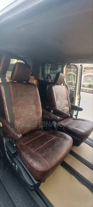 টয়োটা নোহা ২০১৪ পার্ল