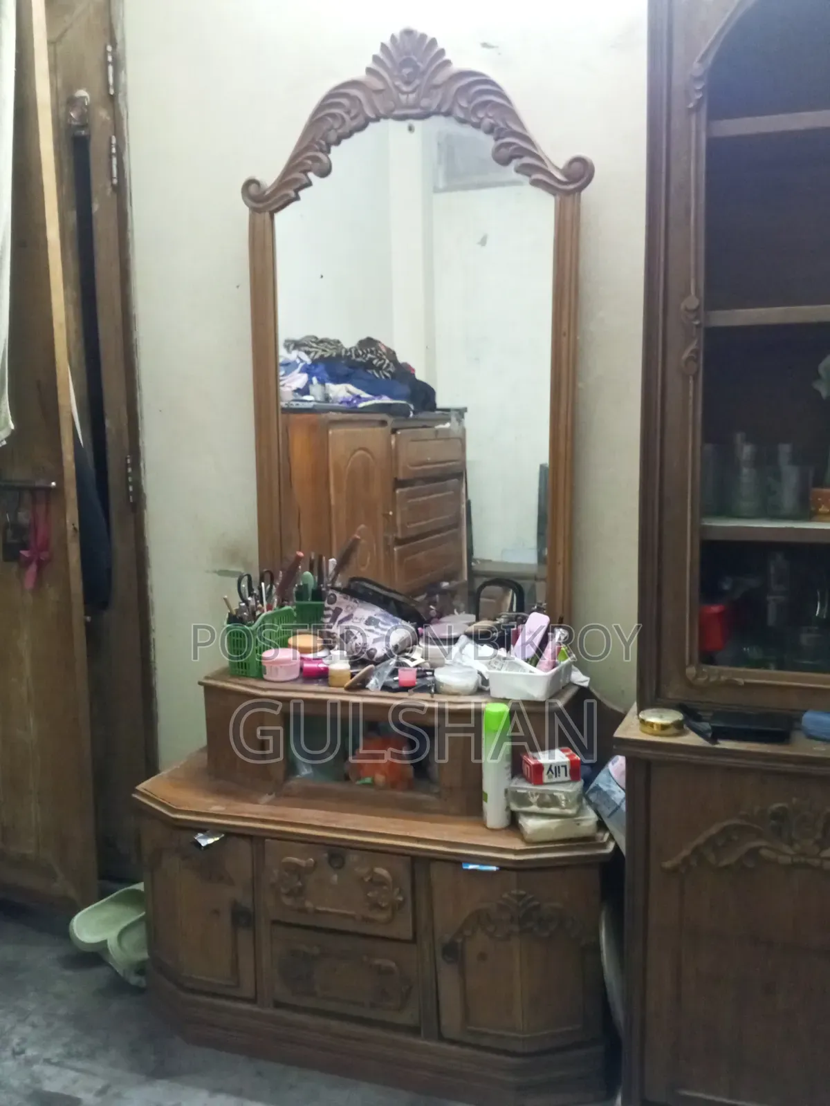 Dressing table, mirror is completely fresh and you will not find any scratches.