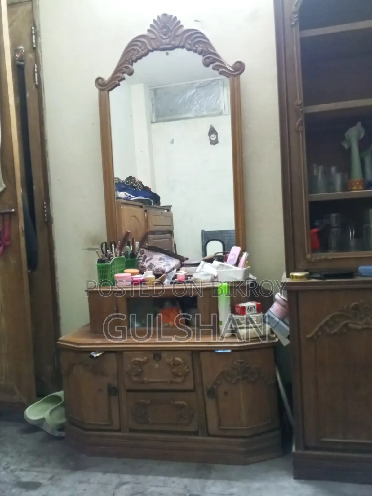 Dressing table, mirror is completely fresh and you will not find any scratches.