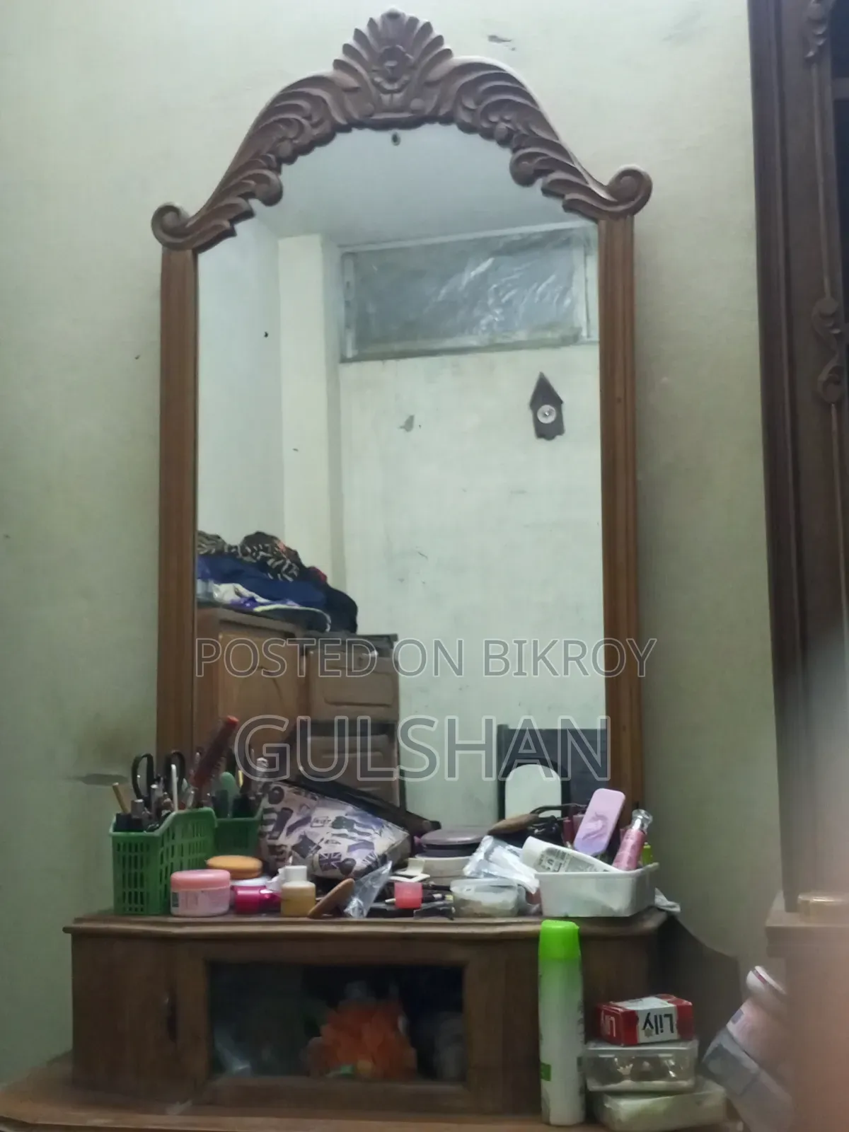 Dressing table, mirror is completely fresh and you will not find any scratches.