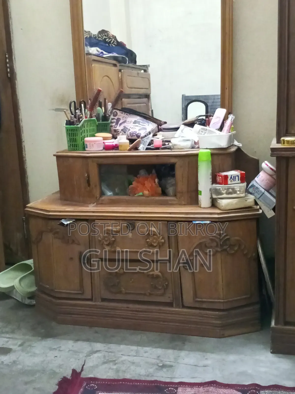 Dressing table, mirror is completely fresh and you will not find any scratches.