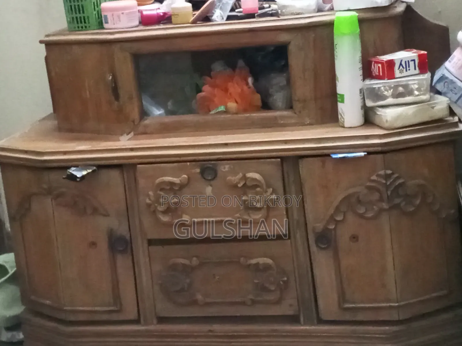 Dressing table, mirror is completely fresh and you will not find any scratches.