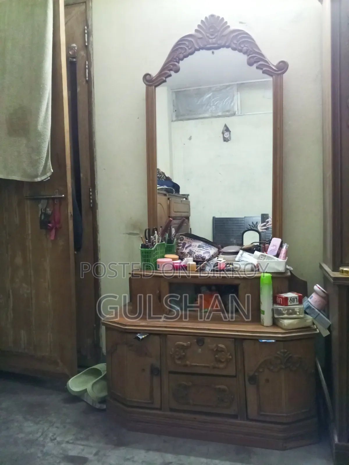 Dressing table, mirror is completely fresh and you will not find any scratches.