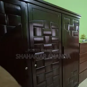 প্রিমিয়াম কানাডিয়ান কাঠের ৩ পাল্লার আলমিরা সুন্দর ও মজবুত কাঠামো
