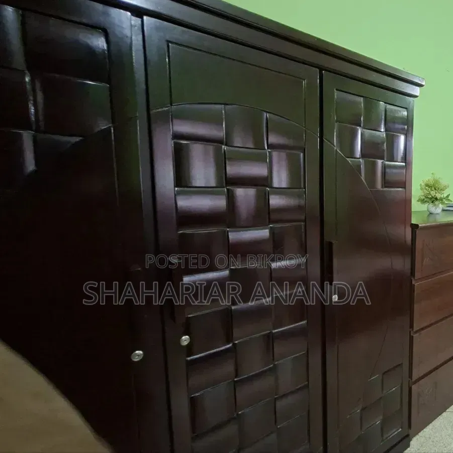 প্রিমিয়াম কানাডিয়ান কাঠের ৩ পাল্লার আলমিরা সুন্দর ও মজবুত কাঠামো