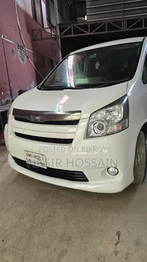 Toyota Noah 2.0 143hp AWD (8 Seater) 2009 White
