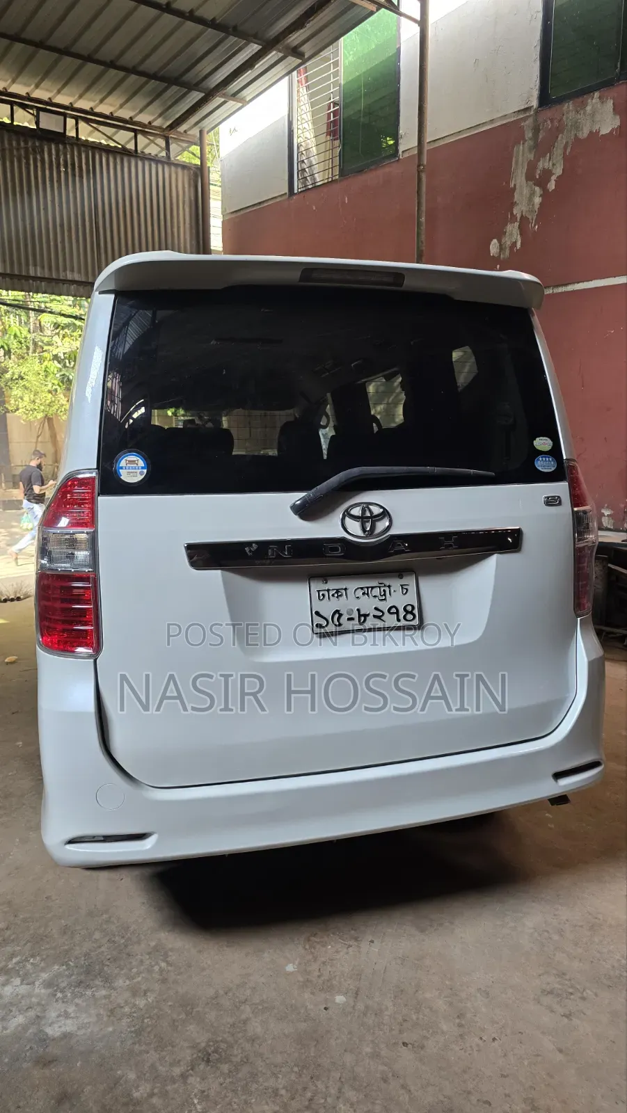 Toyota Noah 2.0 143hp AWD (8 Seater) 2009 White
