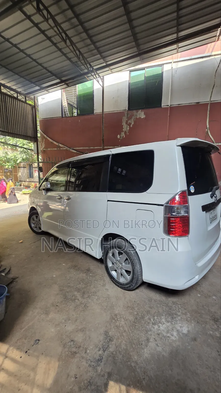 Toyota Noah 2.0 143hp AWD (8 Seater) 2009 White