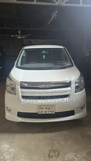 Toyota Noah 2.0 143hp AWD (8 Seater) 2009 White