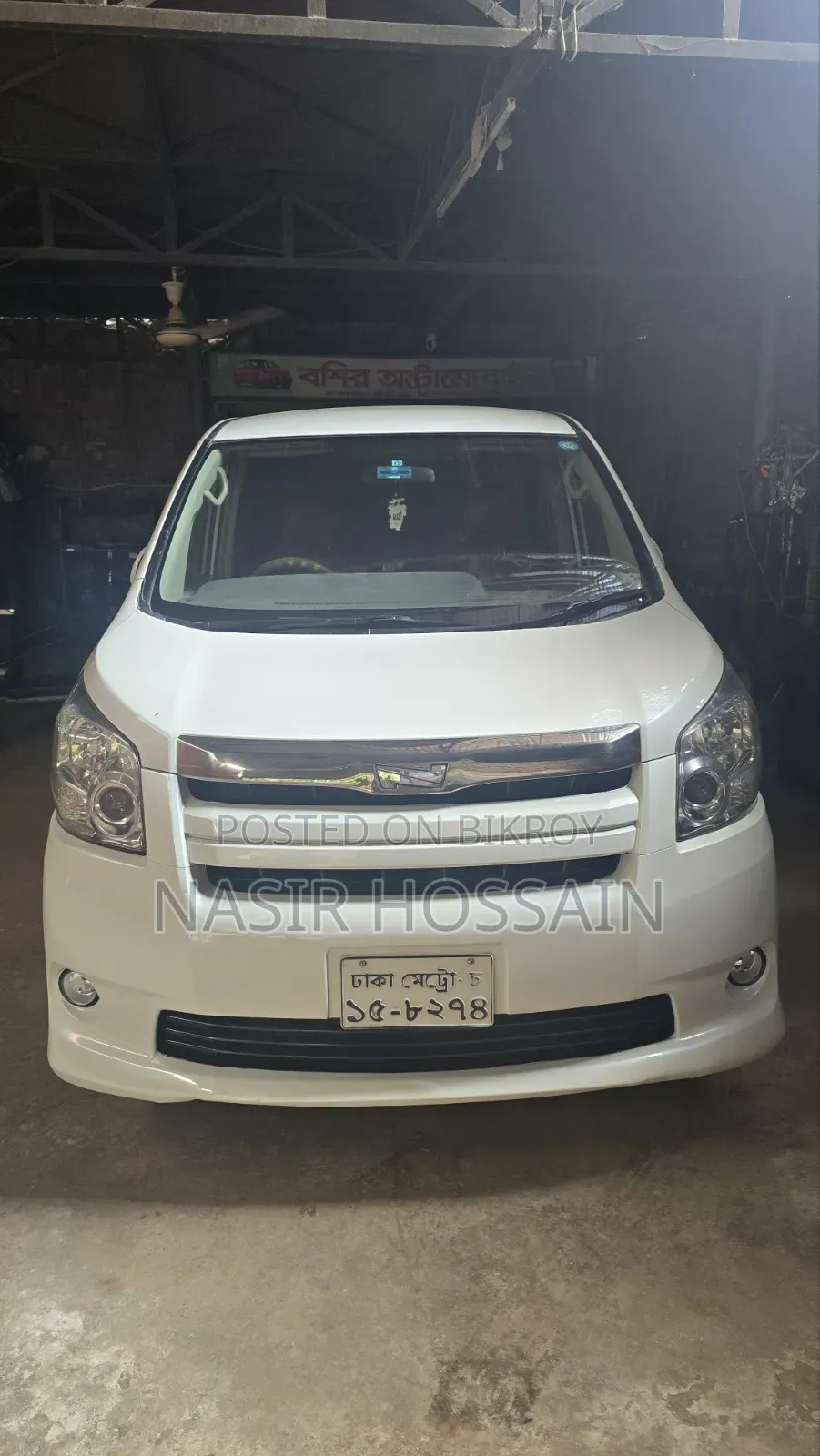 Toyota Noah 2.0 143hp AWD (8 Seater) 2009 White