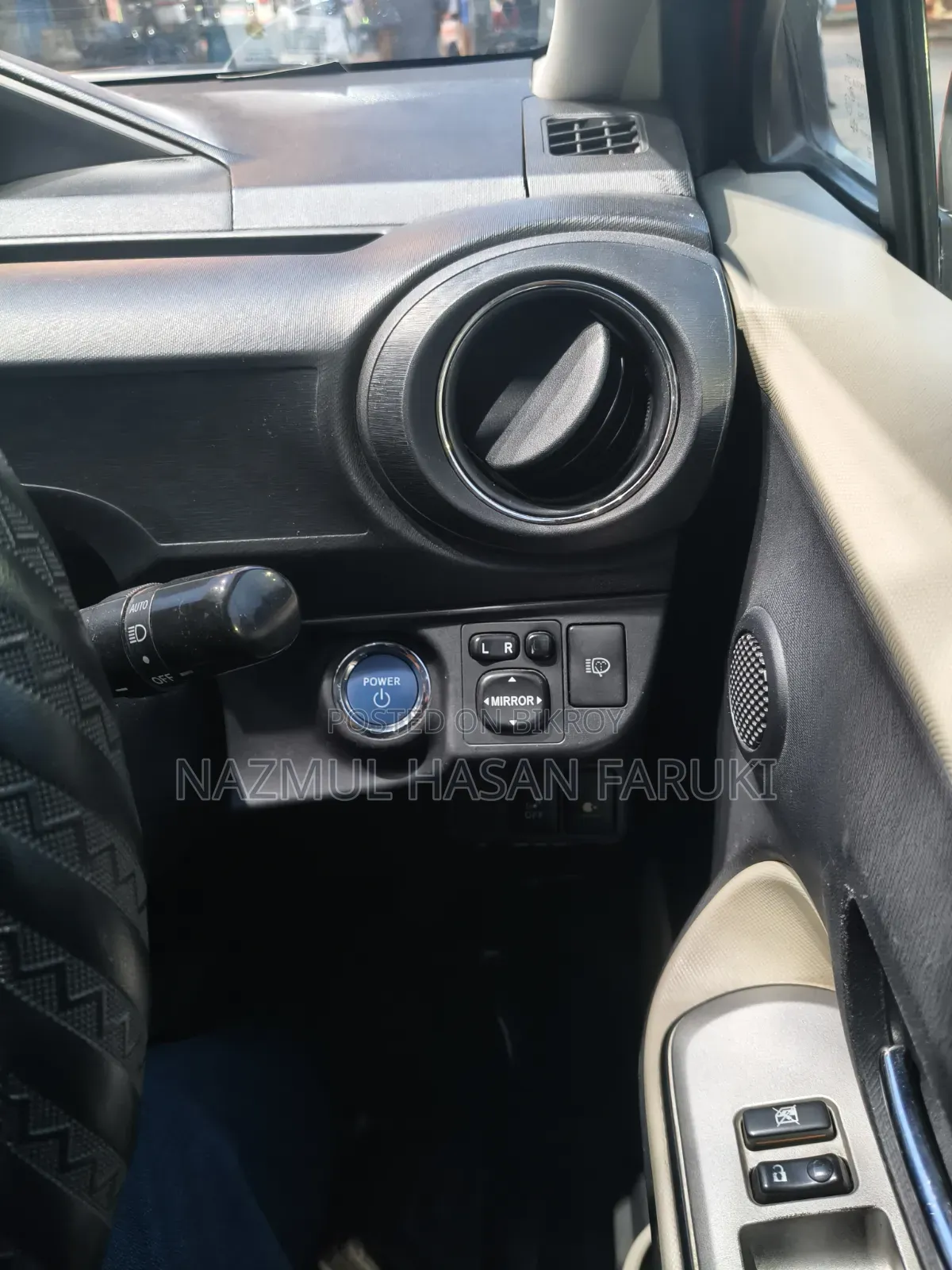 টয়োটা অ্যাকুয়া ২০১২ রেড