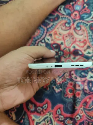 টেকনো পোভা স্লিম ৫জি ২৫৬ জিবি সাদা