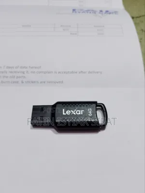 Lexar 64 GB Pendrive.