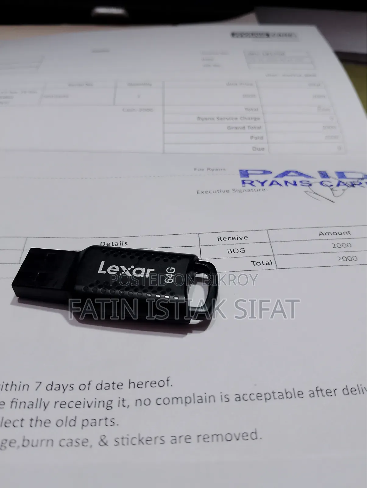 Lexar 64 GB Pendrive.