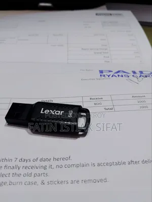 Lexar 64 GB Pendrive.