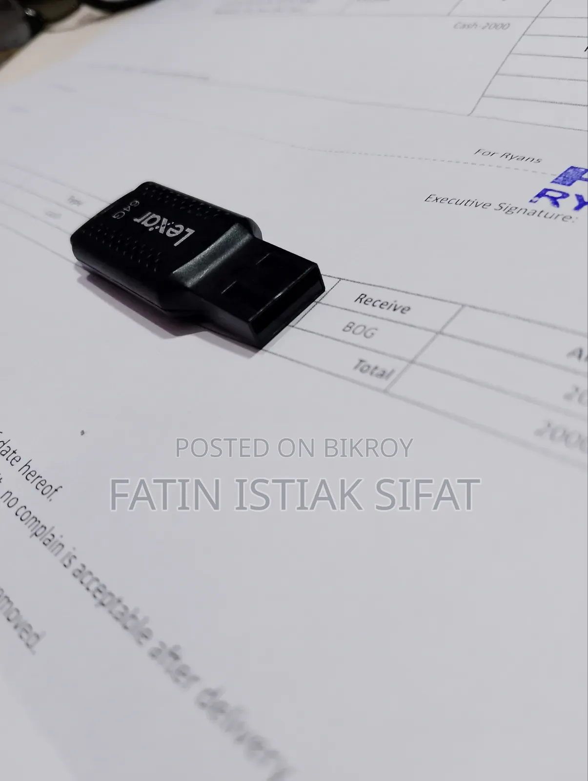 Lexar 64 GB Pendrive.