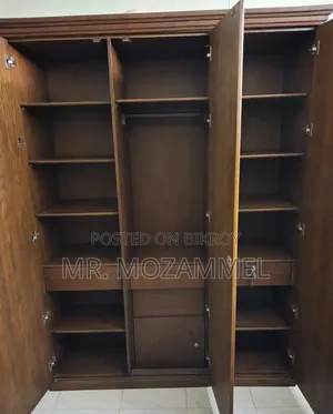 Premium Quality Oak Wood 03 Door Almirah for Sale–Excellent Condition