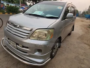 টয়োটা নোয়াহ ২০০২ রৌপ্য