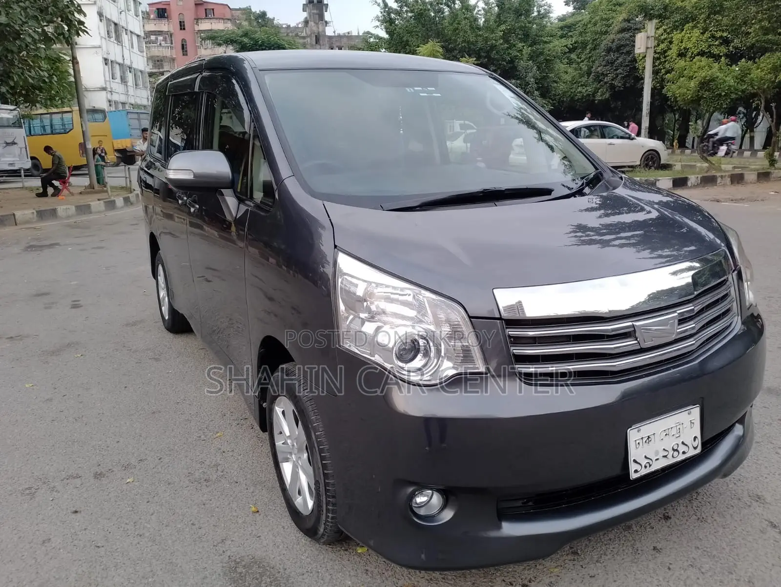 Toyota Noah 2.0 143hp AWD (7 Seater) 2012 Gray
