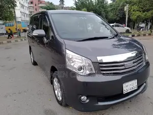 Toyota Noah 2.0 143hp AWD (7 Seater) 2012 Gray