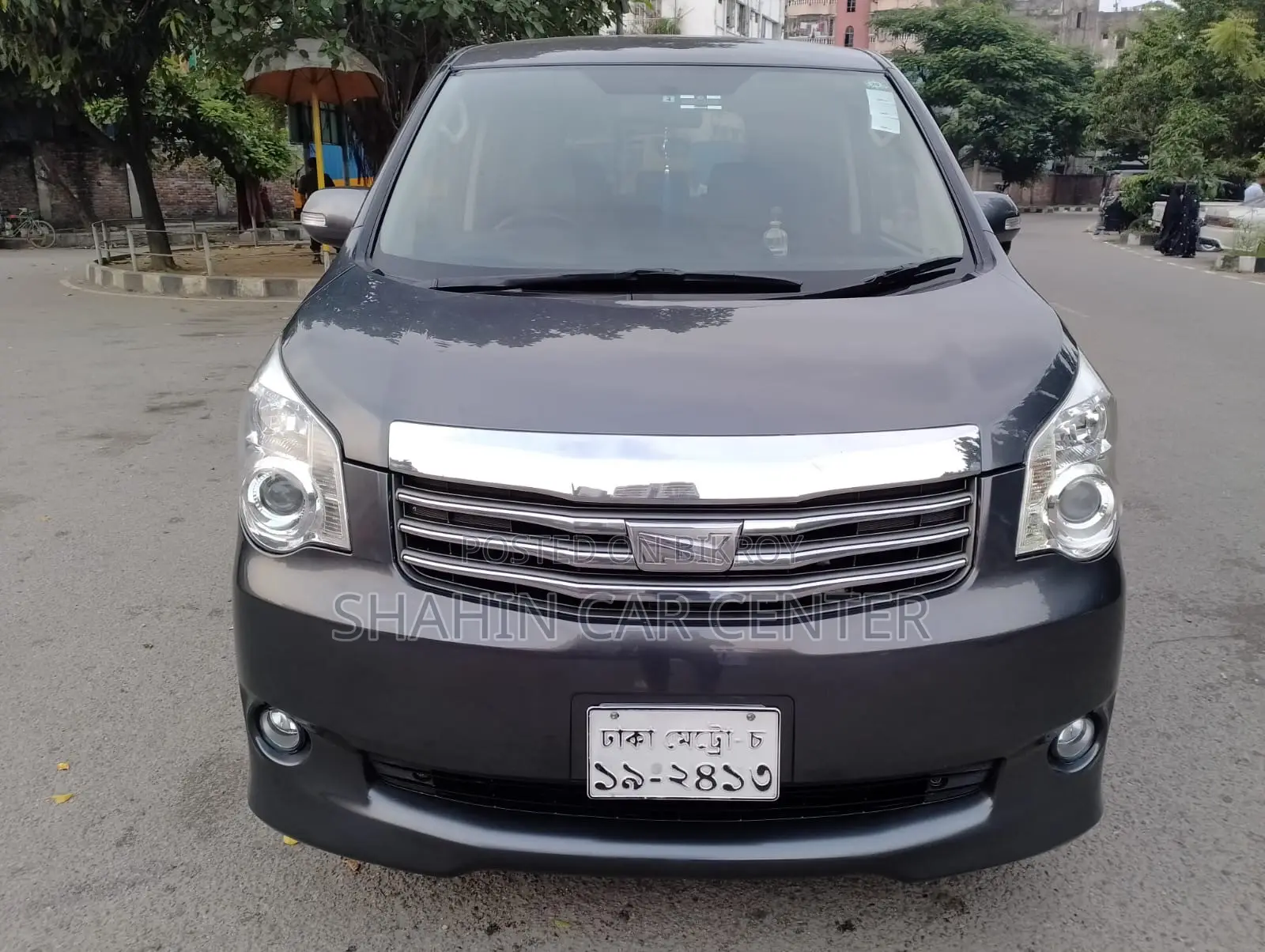 Toyota Noah 2.0 143hp AWD (7 Seater) 2012 Gray