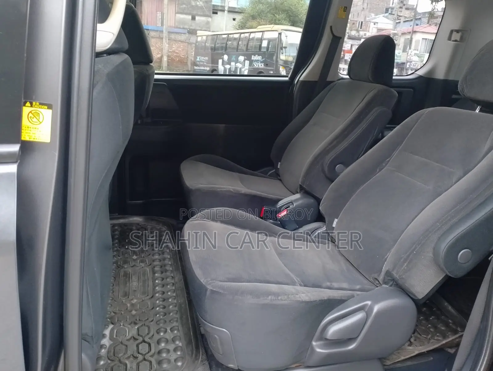 Toyota Noah 2.0 143hp AWD (7 Seater) 2012 Gray