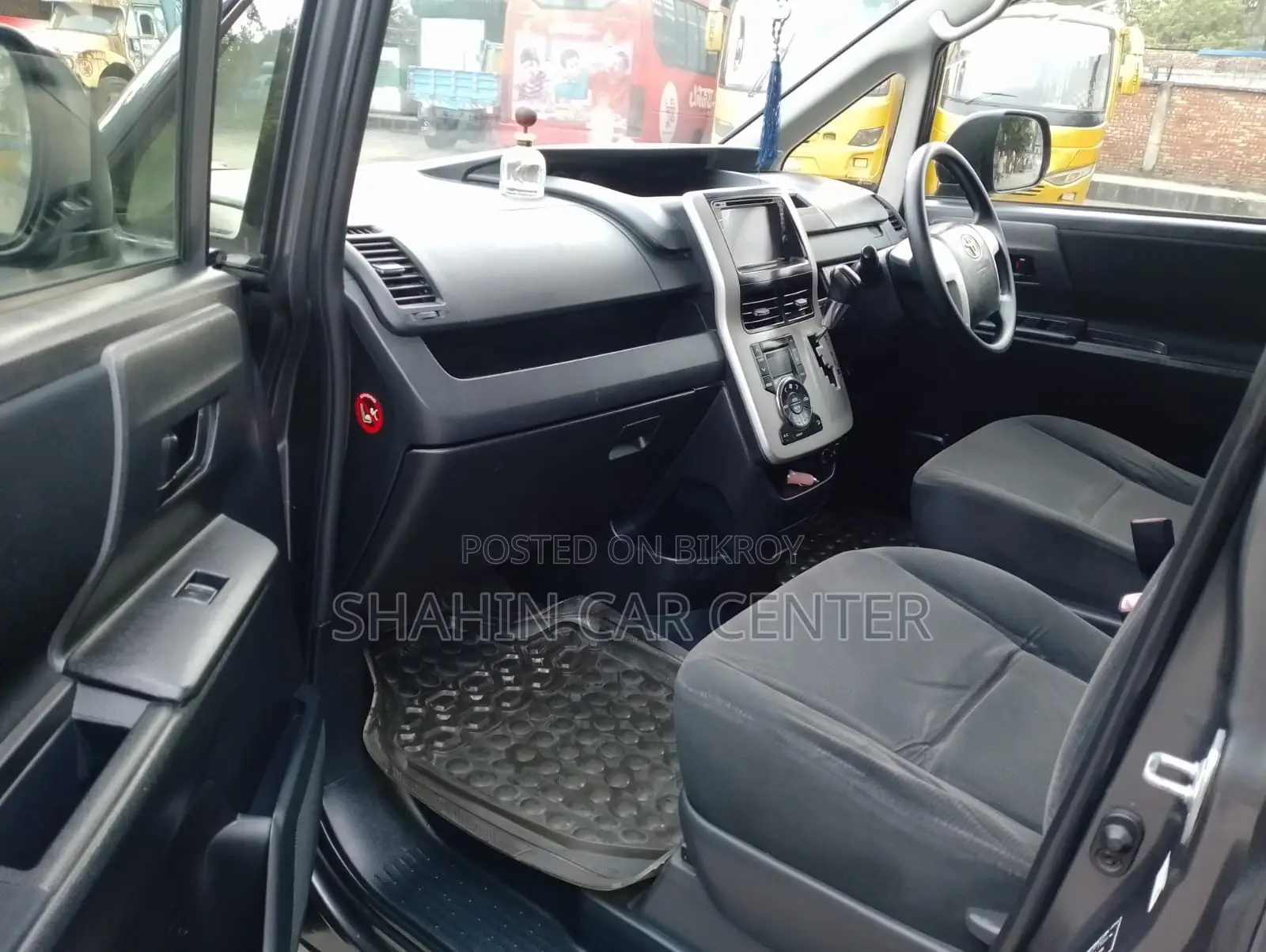 Toyota Noah 2.0 143hp AWD (7 Seater) 2012 Gray