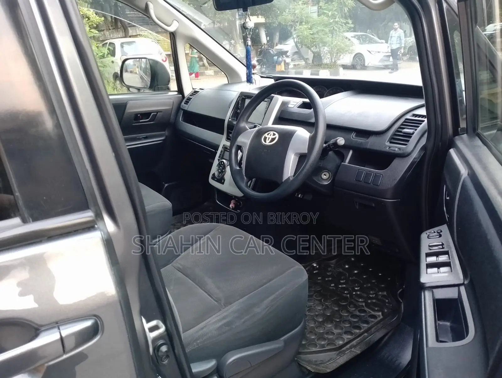 Toyota Noah 2.0 143hp AWD (7 Seater) 2012 Gray