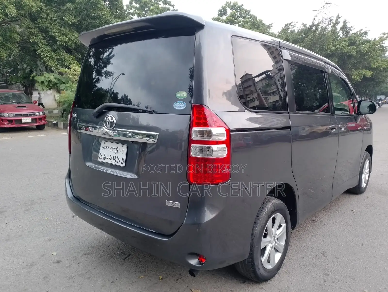 Toyota Noah 2.0 143hp AWD (7 Seater) 2012 Gray