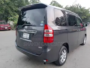 Toyota Noah 2.0 143hp AWD (7 Seater) 2012 Gray