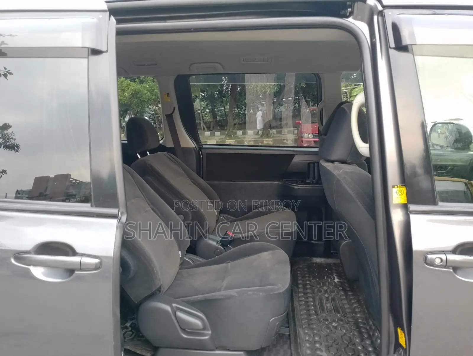 Toyota Noah 2.0 143hp AWD (7 Seater) 2012 Gray