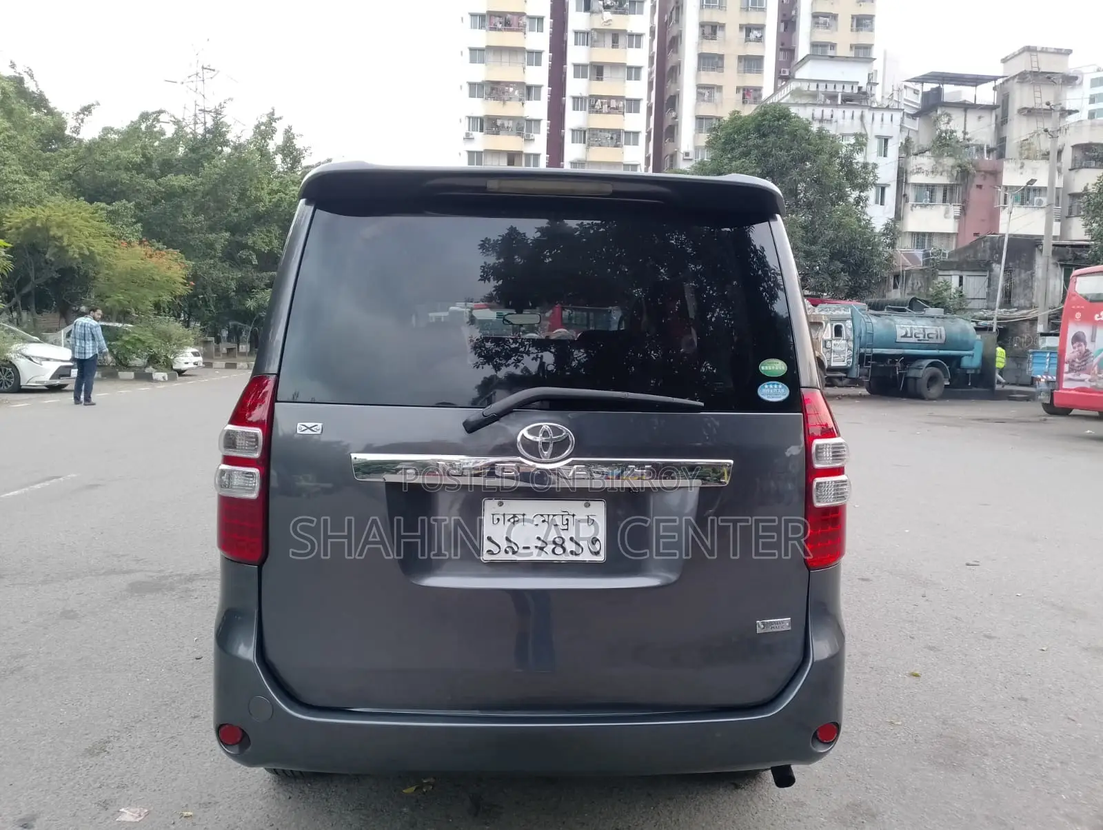 Toyota Noah 2.0 143hp AWD (7 Seater) 2012 Gray