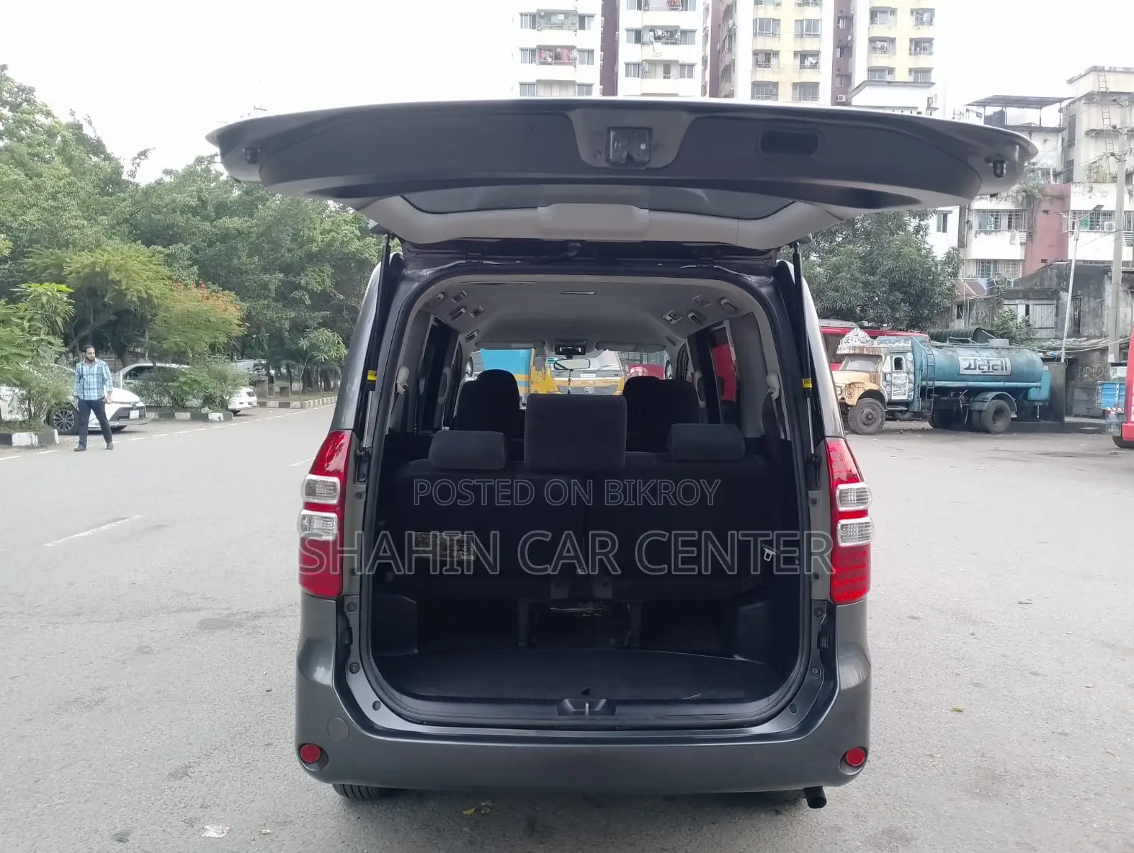 Toyota Noah 2.0 143hp AWD (7 Seater) 2012 Gray
