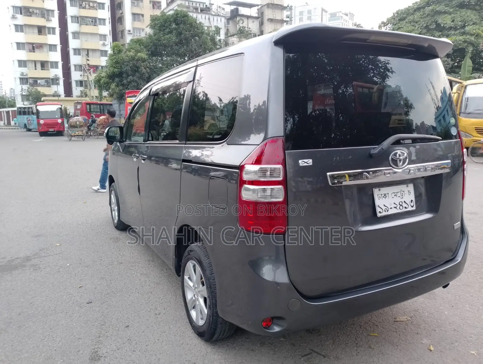 Toyota Noah 2.0 143hp AWD (7 Seater) 2012 Gray