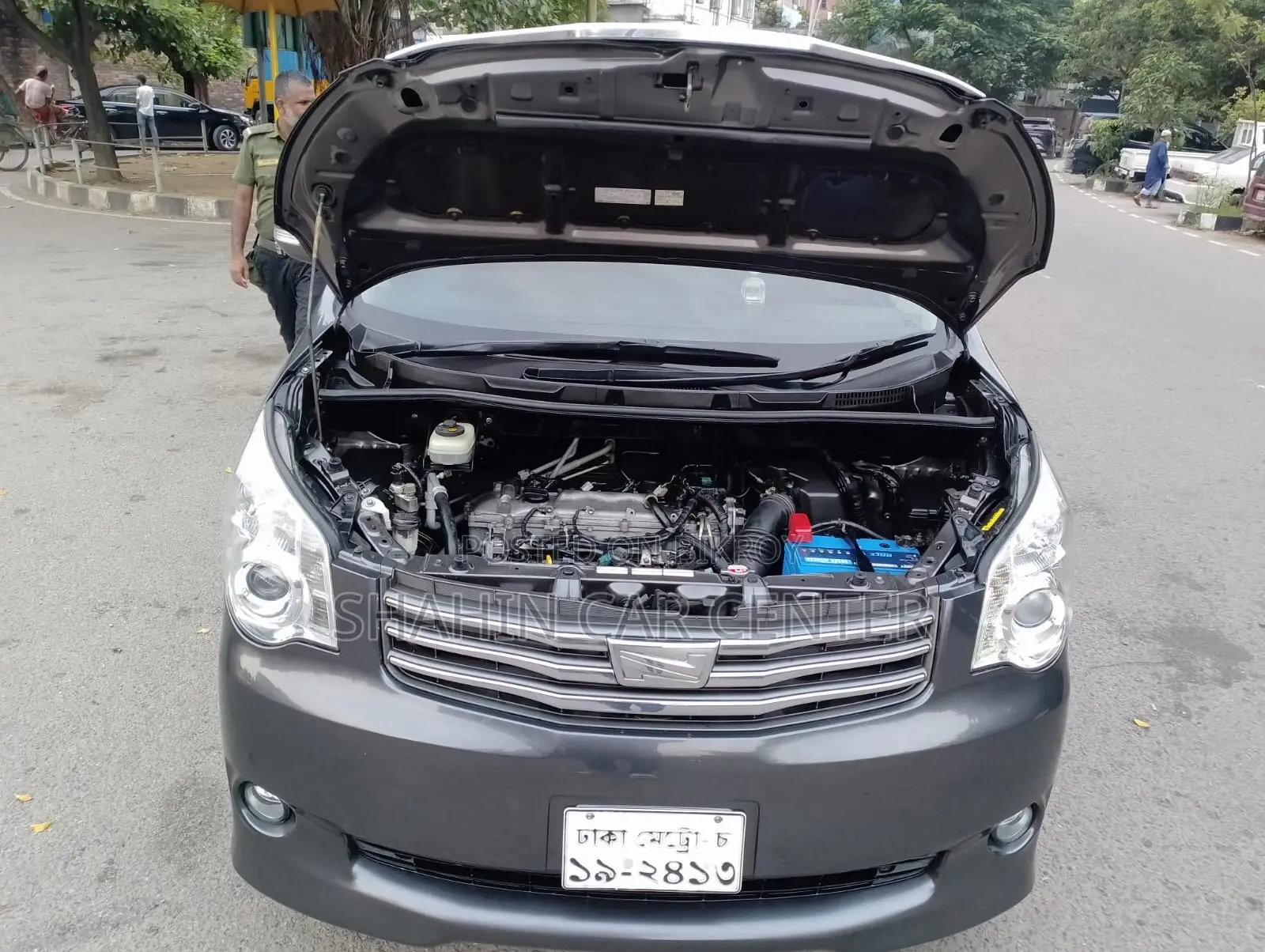 Toyota Noah 2.0 143hp AWD (7 Seater) 2012 Gray