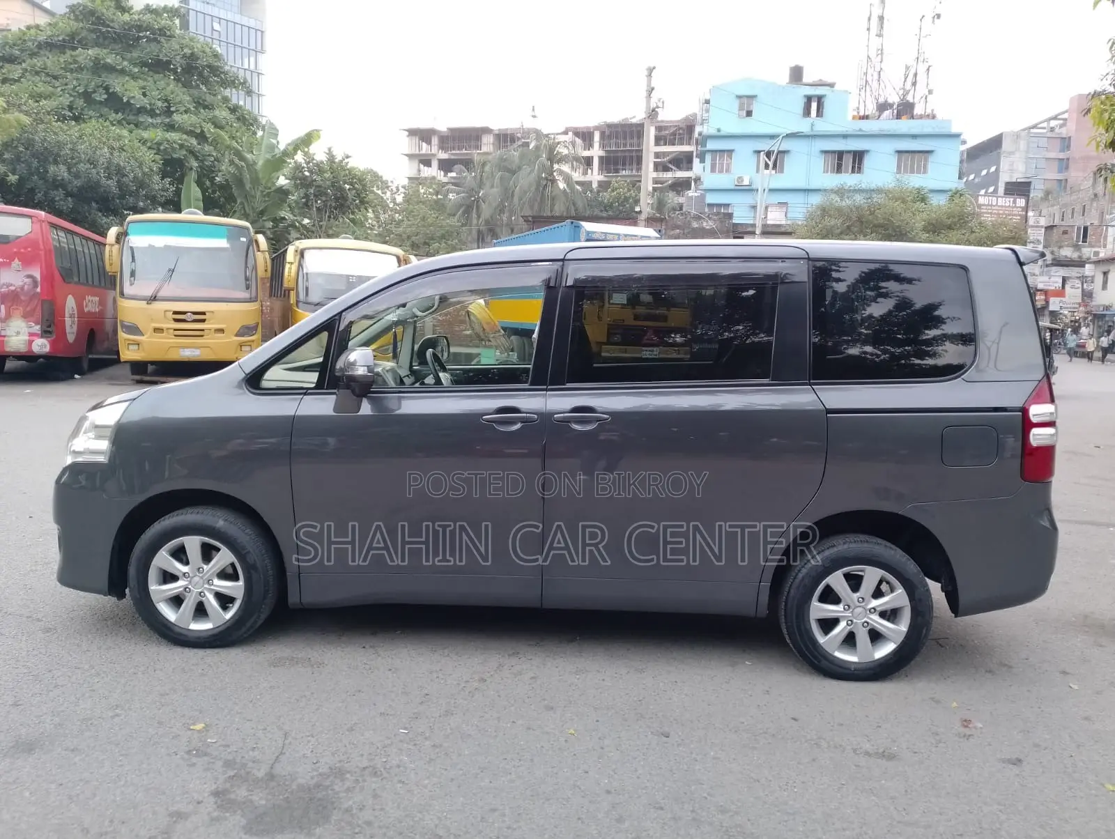 Toyota Noah 2.0 143hp AWD (7 Seater) 2012 Gray