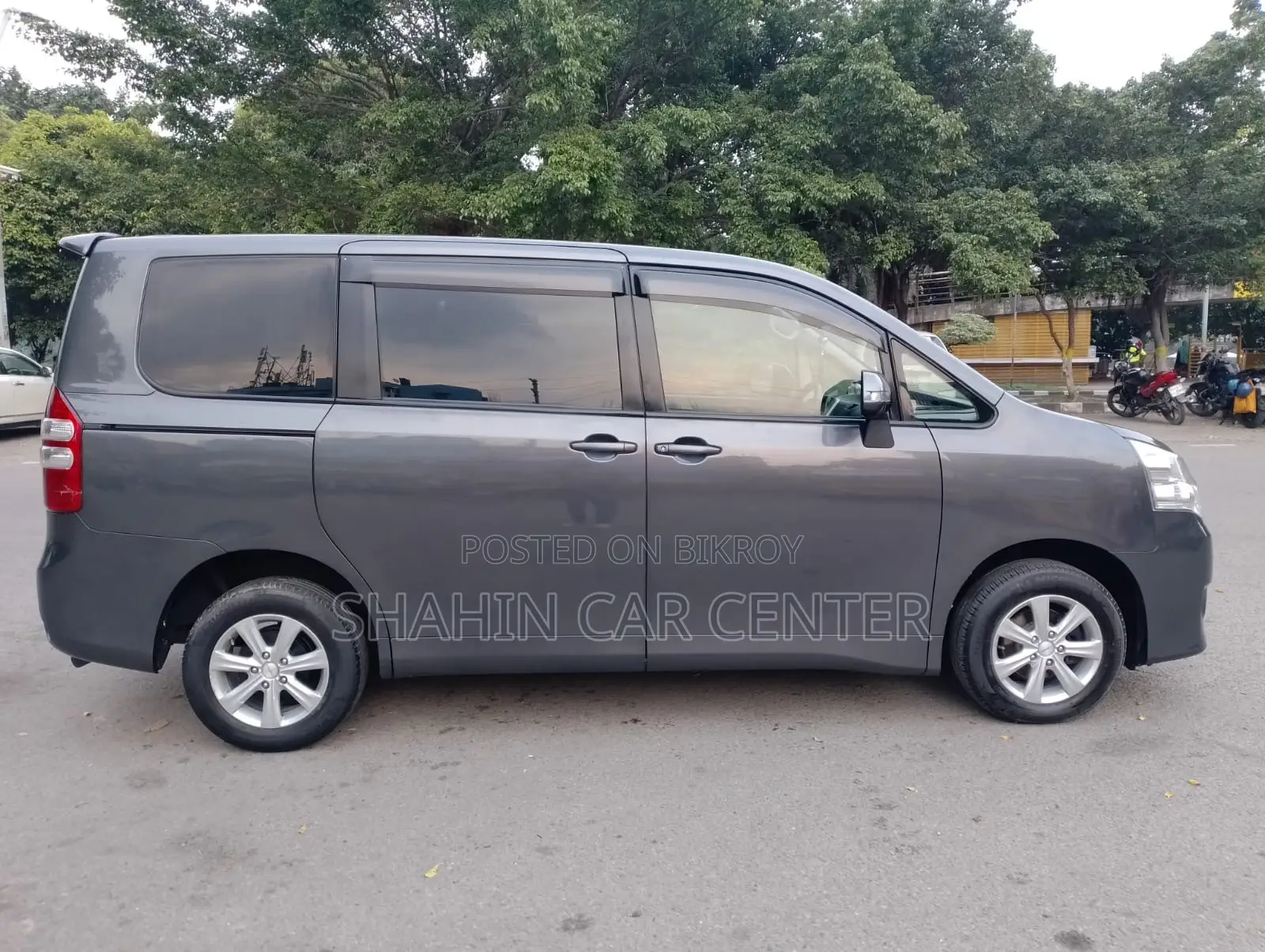 Toyota Noah 2.0 143hp AWD (7 Seater) 2012 Gray