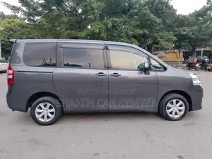 Toyota Noah 2.0 143hp AWD (7 Seater) 2012 Gray