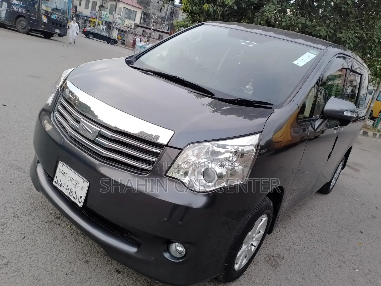 Toyota Noah 2.0 143hp AWD (7 Seater) 2012 Gray